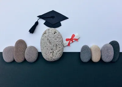 Feldobott ballagási sapkák