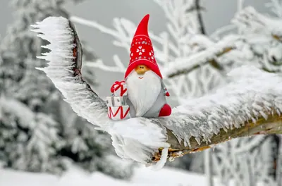 Mikulás figura téli díszben